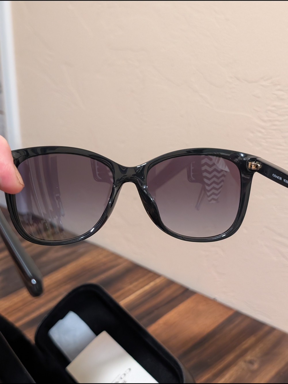 New Womans Coach Black Frame Sunglasses HC 8369U W/Leather Case - Picture 9 of 16